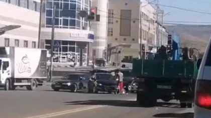 Өскеменде жеңіл көлік жүргізушісі мотоцикл мінген адамды қағып кетті