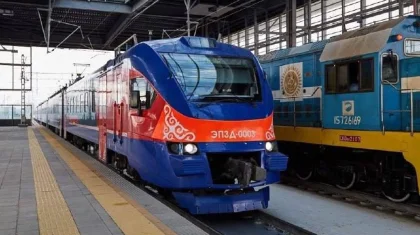 Ақмолада пойызға кешігіп қалған бойжеткен вагонға тас лақтырып, терезесін сындырды