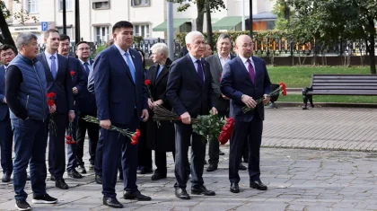 «AMANAT» делегациясы Мәскеуде Абай ескерткішіне гүл қойды