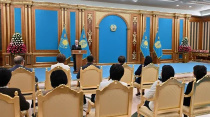 Тоқаев мұғалімдерді алдағы Ұстаздар күнімен құттықтады