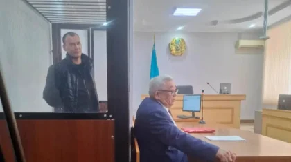 «Сол жағдайға өзі жеткізді»: Қостанайда дәрігерді ұрып, жансақтау бөліміне түсірген ер адамның соты өтті