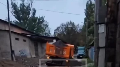 Алматыда жол жөндеп жүрген жүк көлігі опырылған жерге түсіп кетті (ВИДЕО)