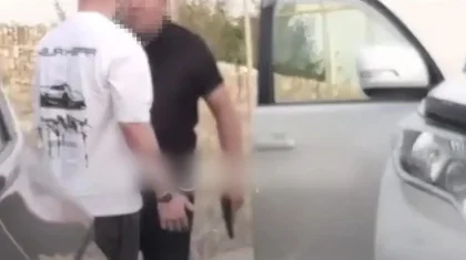 Алматыда жолға сыймай, ерегісіп қалған екі жүргізушінің біреуі тапанша алып шықты (ВИДЕО)