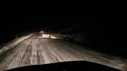 ШҚО-да құтқарушылар жолда қалған 3 көлікті сүйреп шығарды