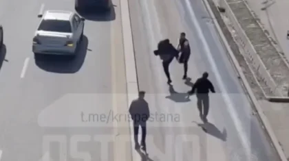 Алматыда барахолка маңында жүргізушілер төбелесіп, артынша пышақтасып кетті (ВИДЕО)