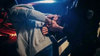 Ақмола облысында ер адам дүкеннен ақша ұрлап, қашып бара жатқан жерінен полицейлерге тап болды (ВИДЕО)