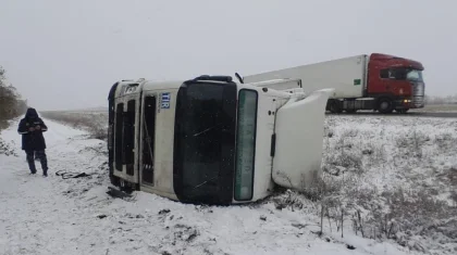 Павлодар облысында «Volvo» жүк көлігі жол жиегіне шығып кетіп, аударылып қалды