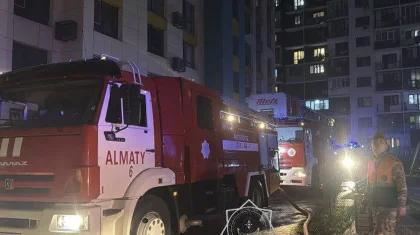Алматыда көпқабатты үйден өрт шықты: тұрғындар саты арқылы құтқарылды