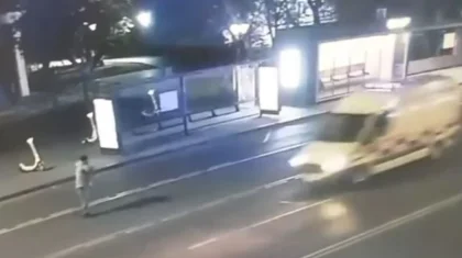 Астанада араққа тойып алған ер адам жедел жәрдем көлігінің терезесін сындырып тастады (ВИДЕО)