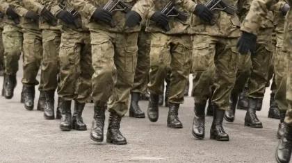 «Сарбаздардың өлімі қашан тоқтайды?»: баласы әскерде жүрген депутат Қорғаныс министрлігінен жауап талап етті