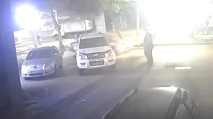 Алматыда ер адам көршісін көлігімен әдейі соғып өтті (ВИДЕО)