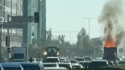 Астананың қақ ортасында жүк көлігі өртеніп кетті (ВИДЕО)