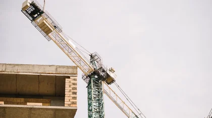 «Күдіктілер есірткіге мас болған»: Астанада 17 жастағы бала құрылыс нысанында көз жұмды