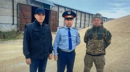 «Қамбадан 140 тонна астық ұрлаған»: полиция шаруалардың үйіне баса-көктеп кіріп, 18 адамды ұстап алды (ВИДЕО)