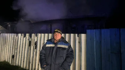 ШҚО-да көршісі жанып жатқан жер үйден екі кішкентай баланы аман алып қалды