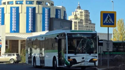 Астанада жолаушылар автобусы жол жиегіндегі бағанға соғылды