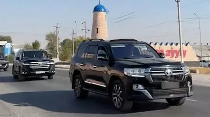 «Көліктерді 1 млн теңгеге жалға алған»: Түркістан облысында тағы бір кортеждің видеосы тарады  (ВИДЕО)