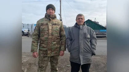 «Тірі қалмас едім»: ұландықтар қайығы тесіліп, суға батып бара жатқан балықшыны құтқарып қалды