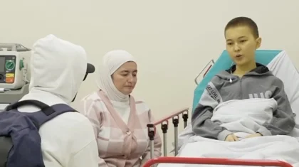 «Маскадағы адам» ауыр дертке шалдыққан жас жігітке пәтер мен еміне қажет 80 млн теңге сыйлады (ВИДЕО)