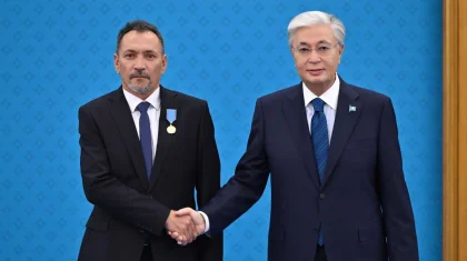 Шарын шатқалындағы селден 11 жастағы қызды құтқарған ұшқыш Тоқаевтың қолынан марапат алды