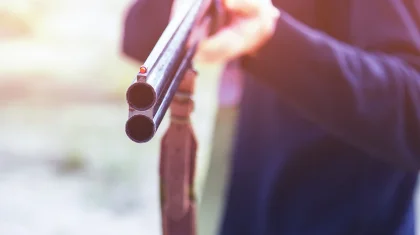 Мойынқұмда түн ішінде қоян аулап жүрген 13 жастағы баланың оғы досына тиіп, оны мерт қылды