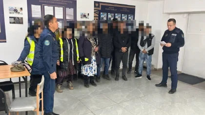 Астанада аула сыпырып жүрген бір топ жұмысшыны полицейлер ұстап әкетті