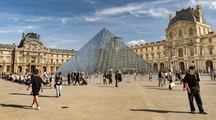 Лувр музейіне қарулы шабуыл жасалды: Наполеонның қымбат бағалы заттары ұрланды