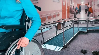 «Трос үзіліп кеткен»: Астанада мүмкіндігі шектеулі әйел сот ғимаратының пандусынан құлап кетті (ВИДЕО)