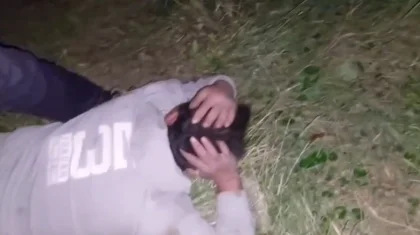 ШҚО полициясы қорада мал сойып жатқан екі жігітті үйінен ұстап әкетті (ВИДЕО)