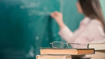 Алматыда оқушының әкесі мұғалімнен 20 млн теңге бопсалаған