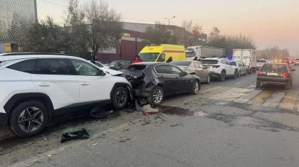 Семейде бес автокөлік соқтығысты: екі адам зардап шекті