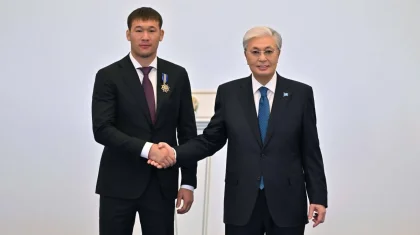 Шавкат Рахмонов Тоқаевтың қолынан орден алды