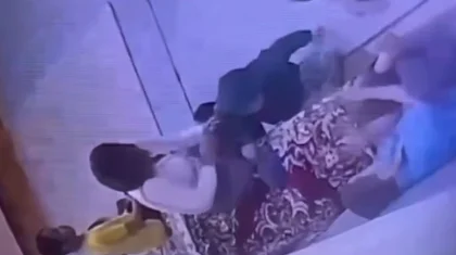 Атырауда арнайы орталықтың тәрбиешісі мүгедектігі бар баланы ұрып-соғып, мазақ еткен (ВИДЕО)