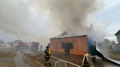 БҚО-да екі қабатты мейрамхана мен дүкен өртенді