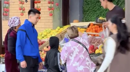 «Үш күн тамақ ішкен жоқпыз»: қарны аш балаға көмек көрсеткен әйел адам жұртты елжіретті (ВИДЕО)