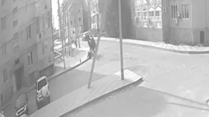 Құлсарыда көшеде жүрген жасөспірімге түйе шабуыл жасады (ВИДЕО)