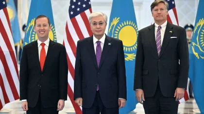 «Трамптың сәлемін жеткізді»: Тоқаев Ақордада АҚШ-тан келген саяси қонақтармен кездесті