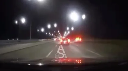 Астанада екі көлік соқтығысып, біреуі қарсы бағытқа шығып кетті (ВИДЕО)