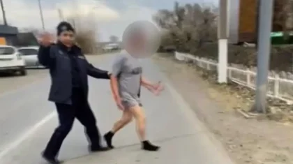 «Мен оны өлтіремін»: СҚО-да жартылай жалаңаш ауыл тұрғыны өзін өзі пышақтап, жұртты шошытты (ВИДЕО)