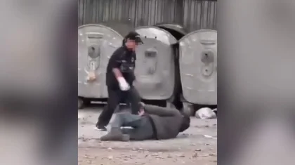 Алматыда жасөспірім жерде жатқан үйсіз-күйсіз адамды тепкілеп тастады
