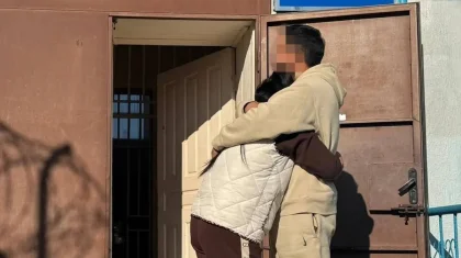 Абай облысында түрменің алдында ерлі-зайыпты бір-бірін құшақтап, көз жасына ерік берді