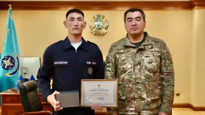 Астанада 14-қабаттан секірмек болған қызды құтқарған адам марапатталды