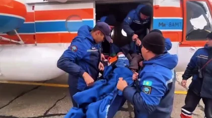 «Адасып қалған»: құтқарушылар жоғалып кеткен бақташыны тікұшақпен Жезқазғанға жеткізді (ВИДЕО)