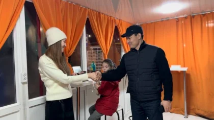 Семейде 200 полиция іздеген кішкентай қызды қала тұрғыны тауып алған (ВИДЕО)