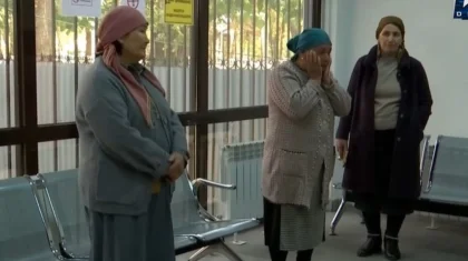 «Көргенде талып қала жаздадым»: Таразда ұлынан айырылған аналар айқай шығарды