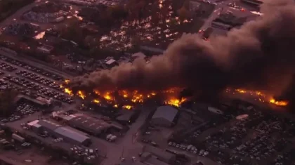 АҚШ-та алып жүк ұшағы апатқа ұшырап, түгі қалмай өртеніп кетті: 4 адам қаза тапты