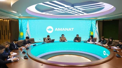 «Цифрлық қоғам»: «AMANAT» партиясы білім беру процесіне ЖИ технологияларын тиімді енгізу мәселесіне баса мән береді