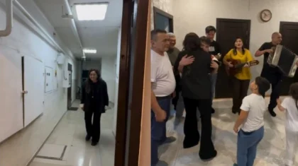 «Арамызда қалсын бәрі»: бауырларының қолдауына риза болған Мөлдір Мұқан көз жасына ерік берді (ВИДЕО)