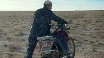 Маңғыстау облысында қой бағып жүрген шопанның мотоциклін полицейлер алып кетті (ВИДЕО)