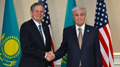 Тоқаев америкалық сенаторды «Достық» орденімен марапаттады